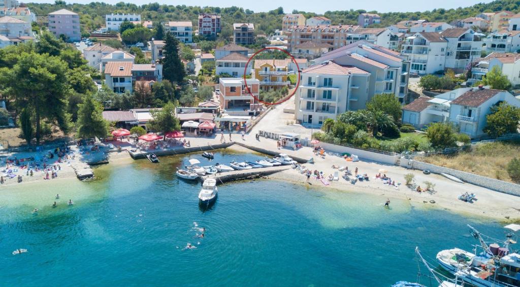 eine Luftansicht auf einen Strand mit Menschen im Wasser in der Unterkunft Apartment Okrug Gornji 8440c in Trogir