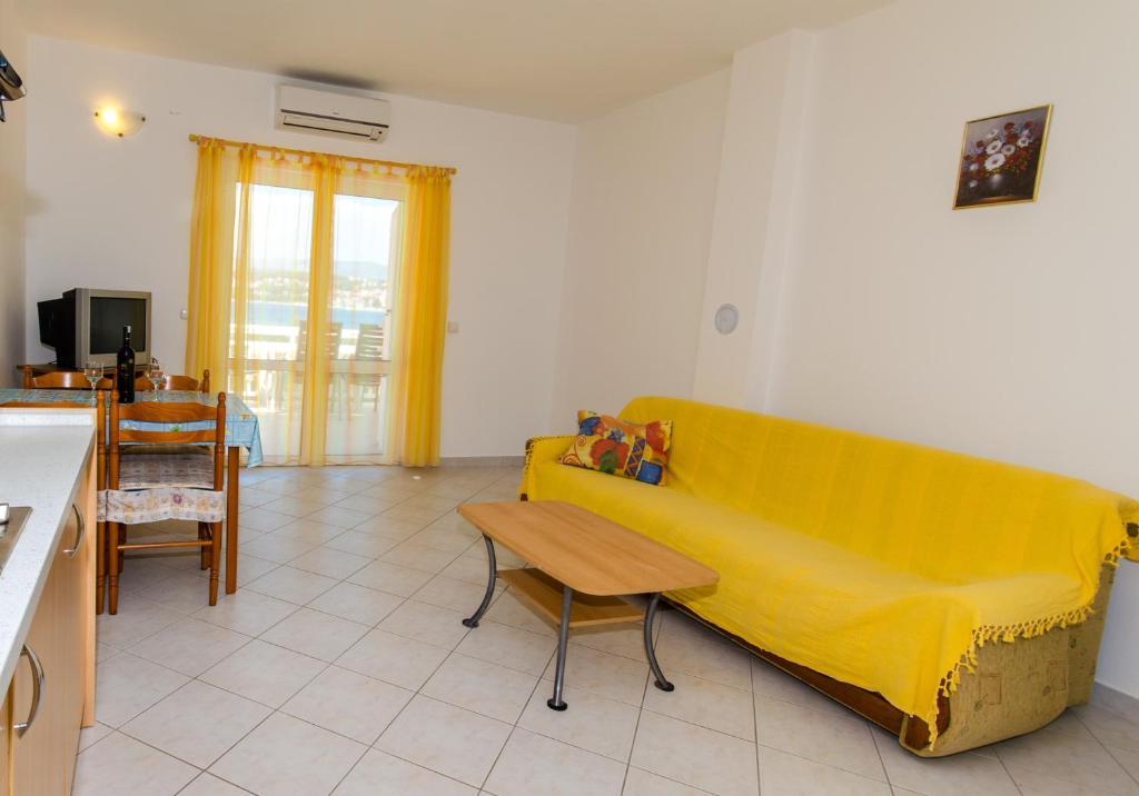 Televízia a/alebo spoločenská miestnosť v ubytovaní Apartment Okrug Gornji 8440c