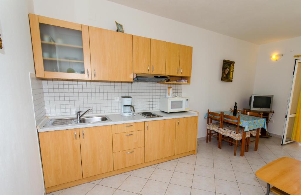 Kuchyňa alebo kuchynka v ubytovaní Apartment Okrug Gornji 8440c