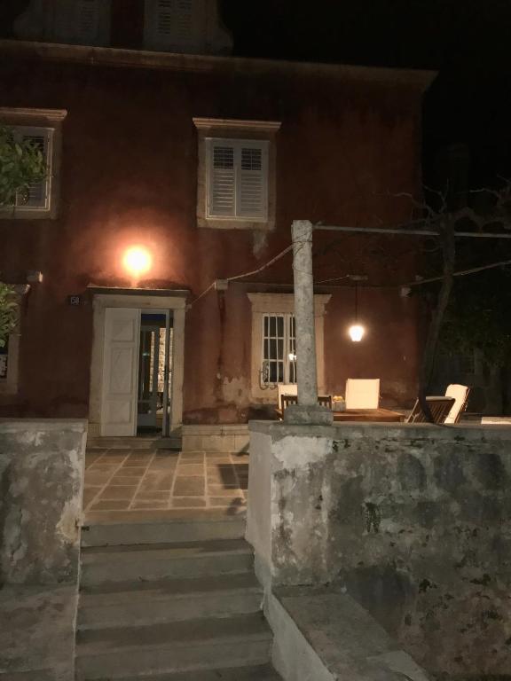 Budova, v ktorej sa dovolenkový dom nachádza