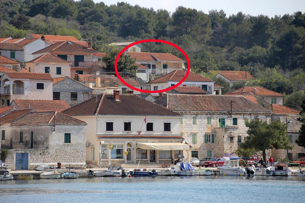 ein roter Kreis in der Mitte einer Gruppe von Häusern in der Unterkunft Apartments by the sea Drvenik Veliki, Drvenik - 10346 in Drvenik Veli