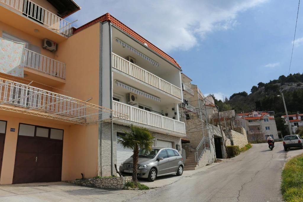 Fotografia z galérie ubytovania Apartments with a parking space Omis - 10349 v Omise