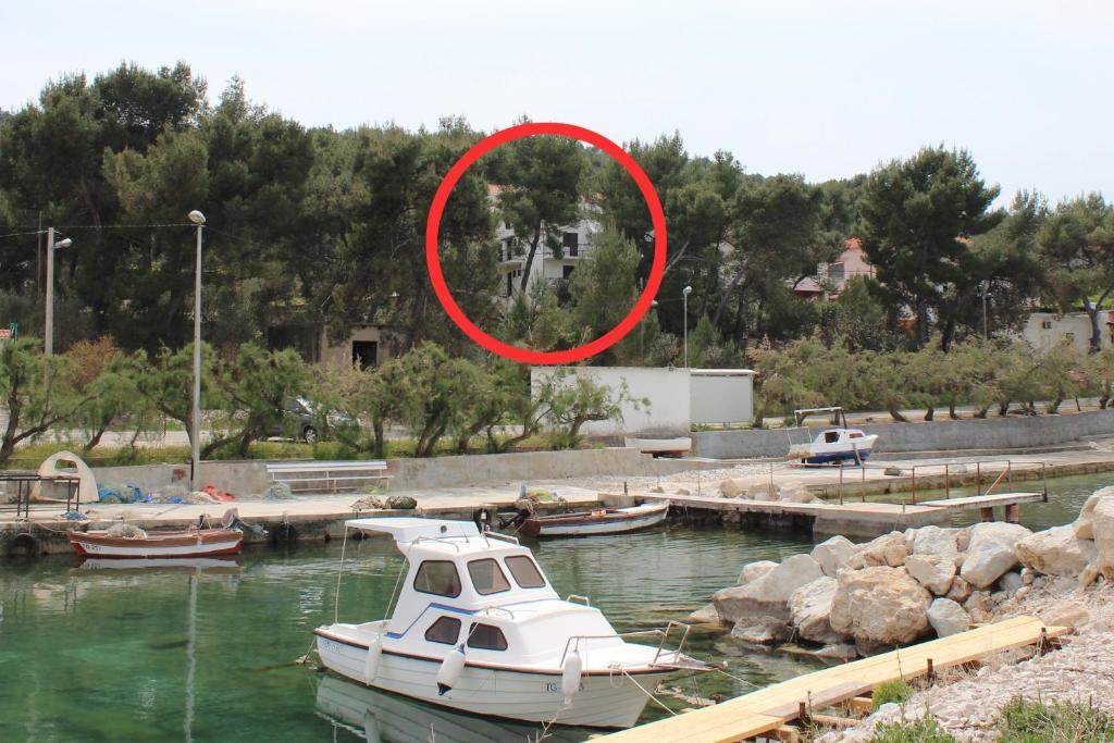 ein Boot im Wasser neben einem Dock in der Unterkunft Apartments by the sea Arbanija, Ciovo - 11041 in Trogir