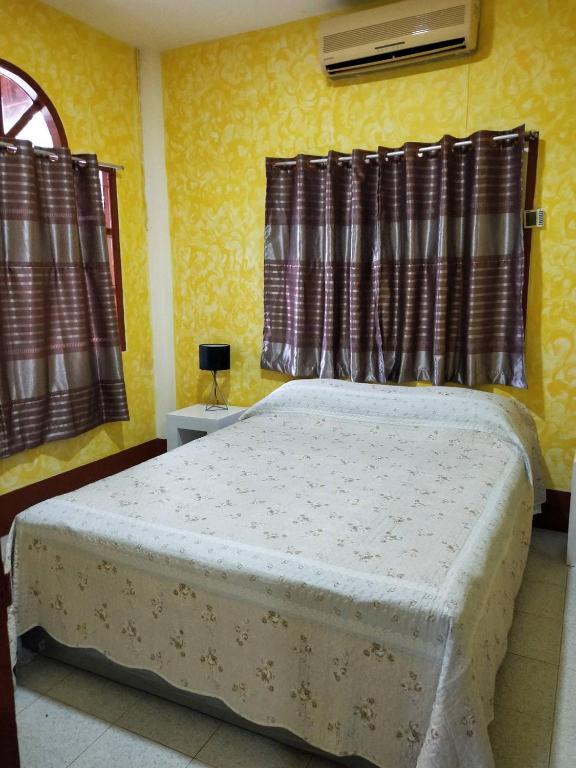 Postel nebo postele na pokoji v ubytování Ban Elephant Blanc Bungalow
