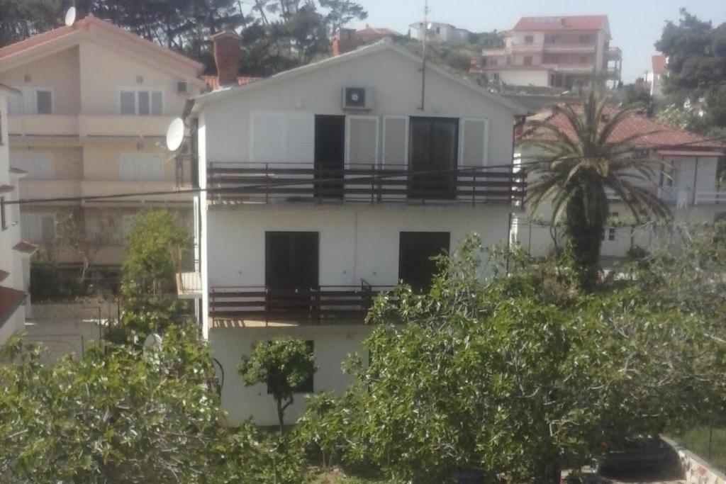 Apartments with parking space Banjol, Rab - 11021