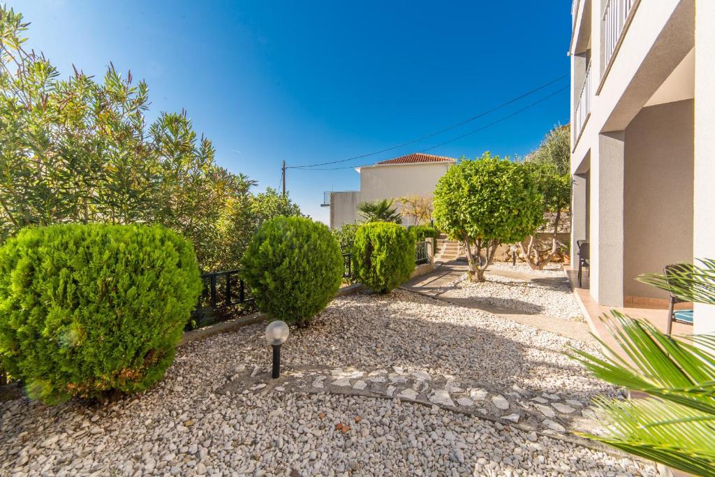 Vonkajšia záhrada v ubytovaní Apartment Brist 11078c