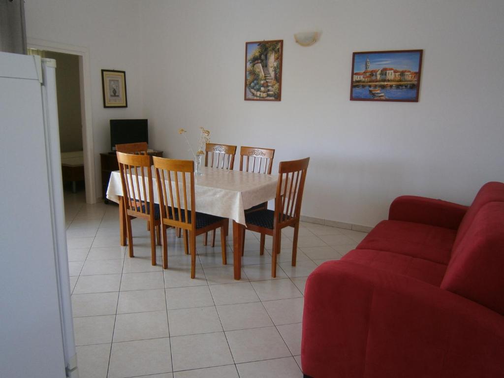 Fotografia z galérie ubytovania Apartments by the sea Mavarstica, Ciovo - 11102 v Trogiri