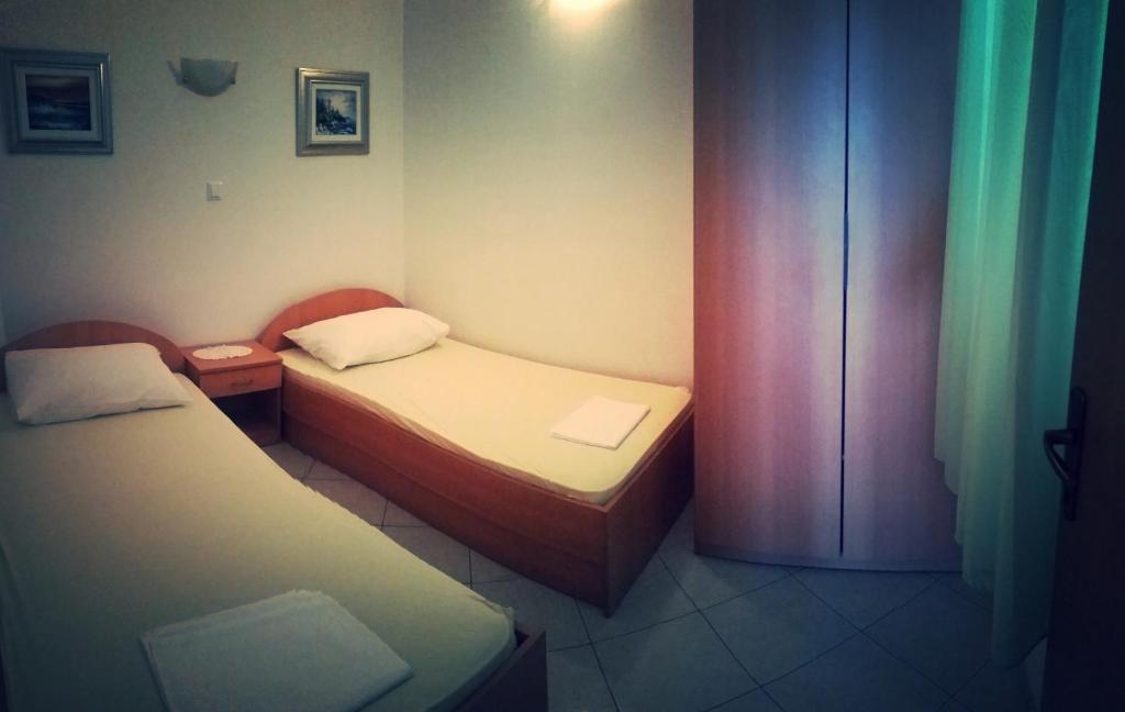 Fotografia z galérie ubytovania Apartments by the sea Mavarstica, Ciovo - 11102 v Trogiri