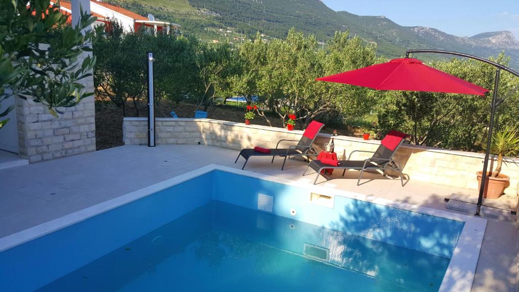 Fotografia z galérie ubytovania Holiday house with a swimming pool Kastel Novi, Kastela - 11122 v destinácii Kaštela