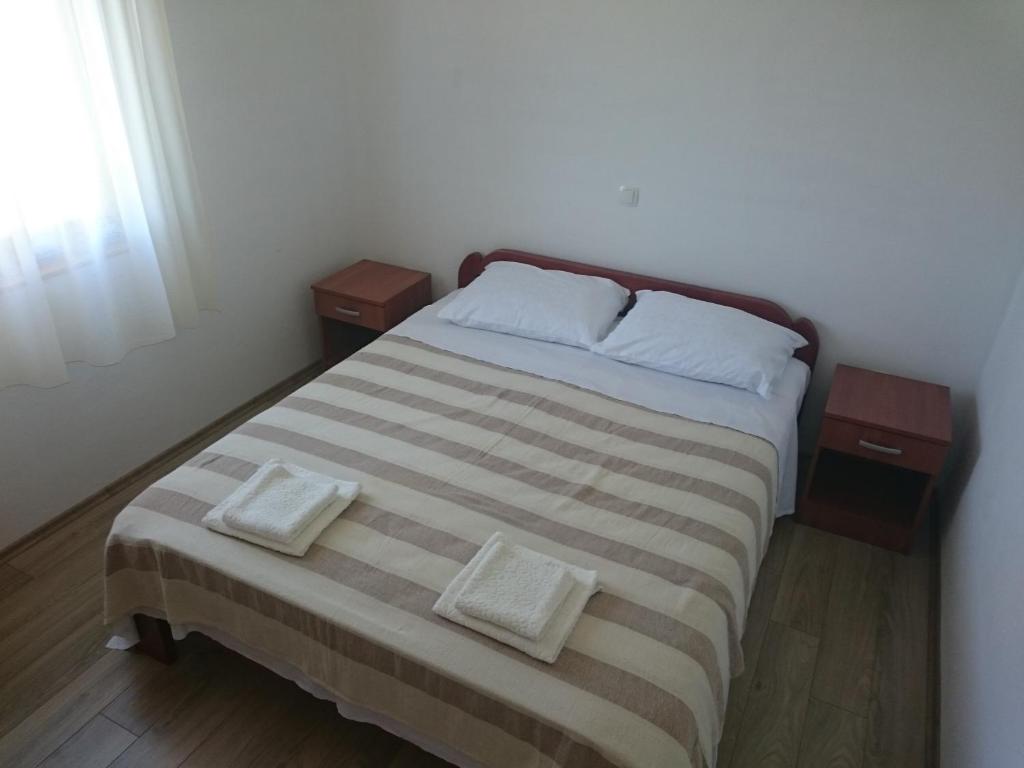 Posteľ alebo postele v izbe v ubytovaní Apartments by the sea Seline, Paklenica - 11197