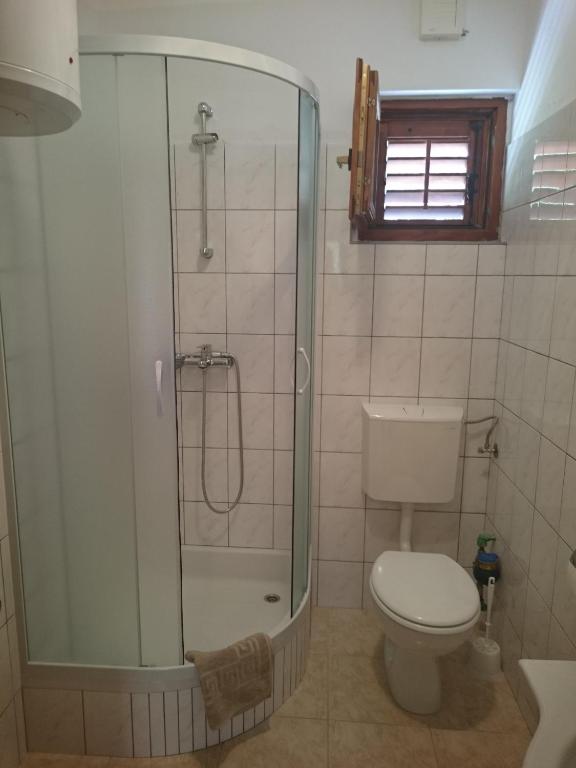 Kúpeľňa v ubytovaní Apartments by the sea Seline, Paklenica - 11197