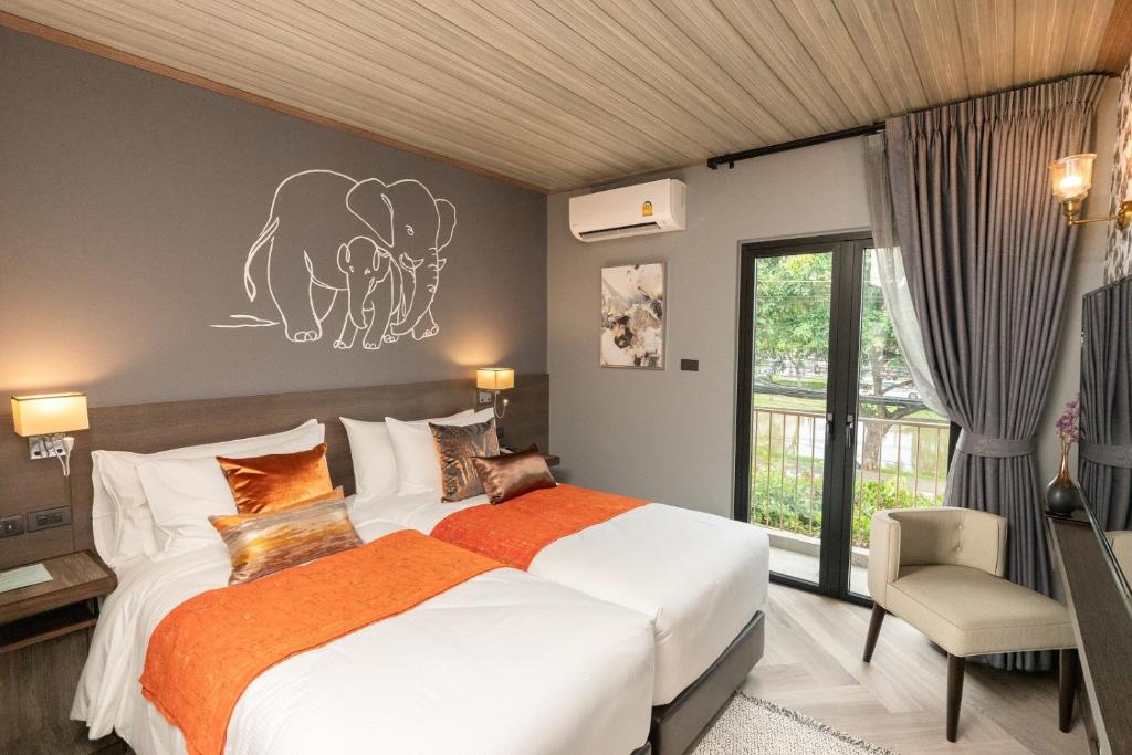 ein Schlafzimmer mit einem großen Bett mit einem Elefanten an der Wand in der Unterkunft Sanae' Oldtown Hotel in Chiang Mai