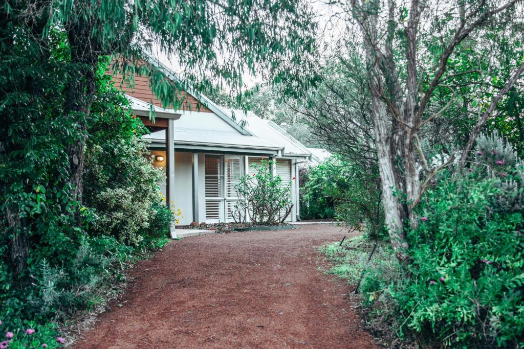Peppy Tree Bungalow - Housity