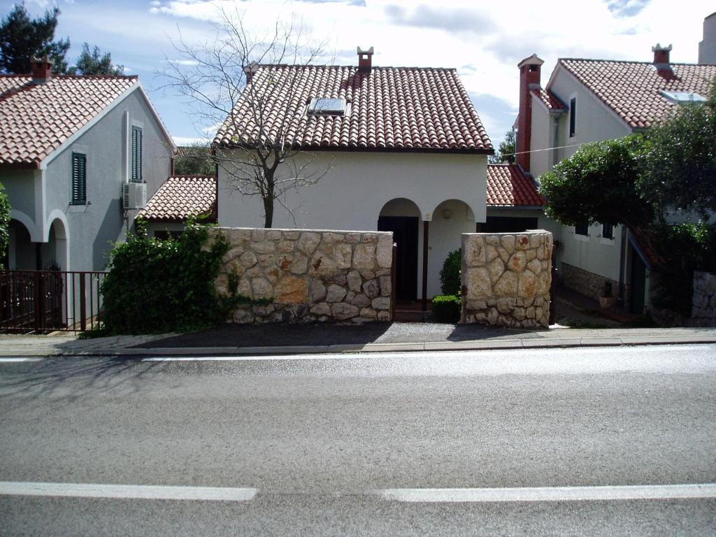 una calle con dos casas y una pared de piedra en Seaside holiday house Starigrad, Paklenica - 11240, en Starigrad-Paklenica