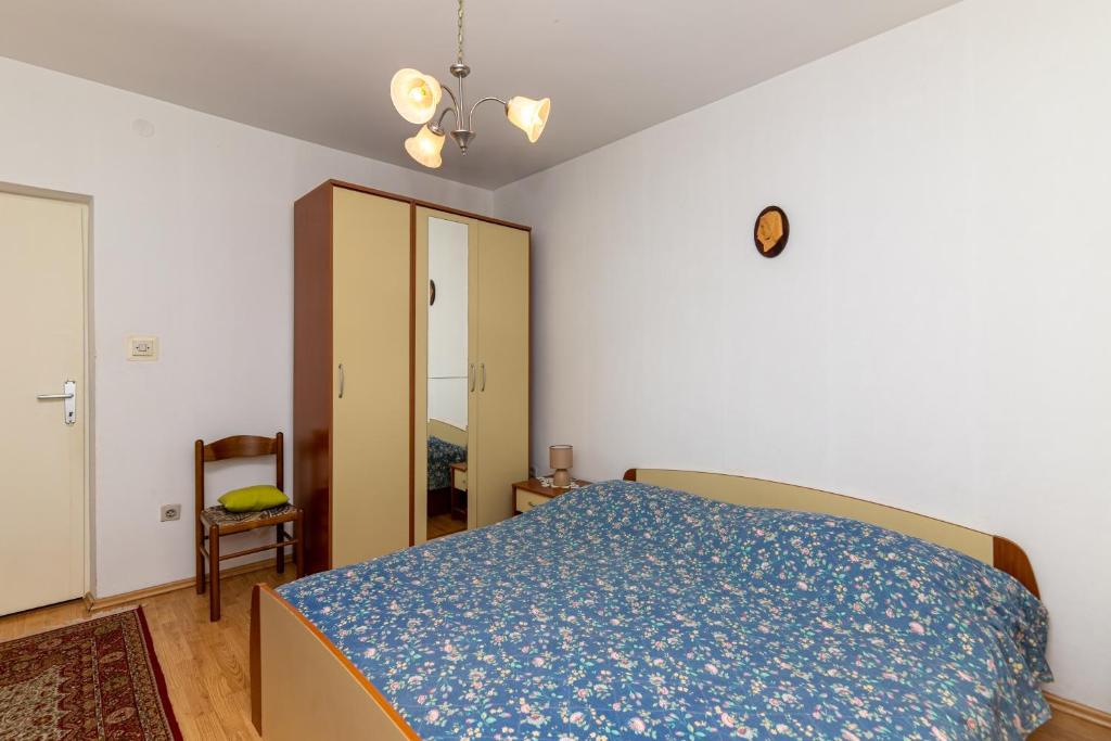 Postel nebo postele na pokoji v ubytování Apartment Supetar 11278a