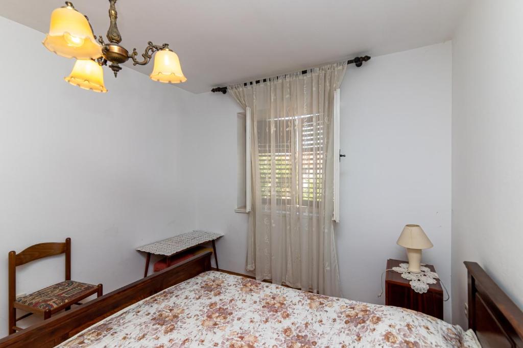 Postel nebo postele na pokoji v ubytování Apartment Supetar 11278a