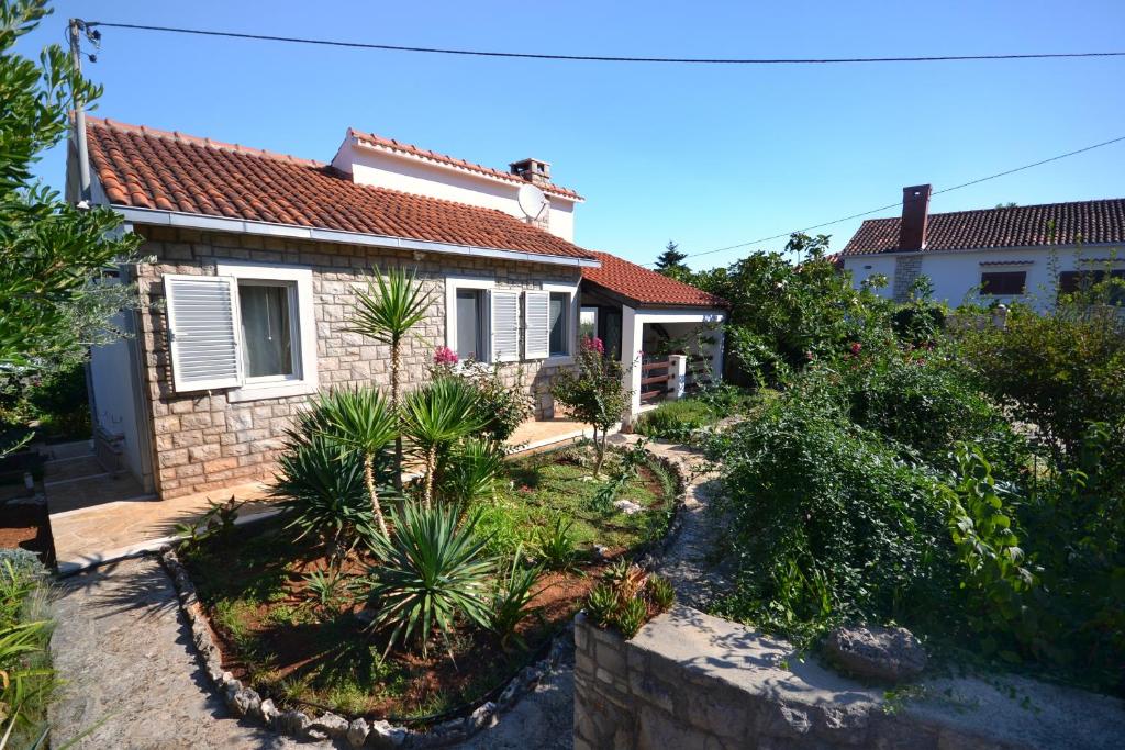 Zahrada ubytování Apartments by the sea Splitska, Brac - 11300