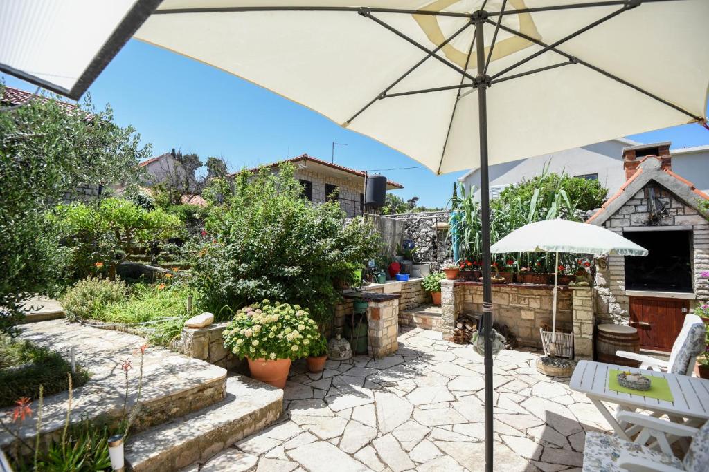 Zahrada ubytování Apartments by the sea Splitska, Brac - 11300
