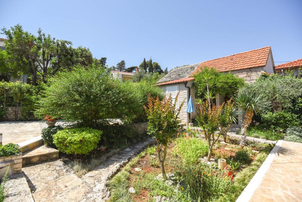 Zahrada ubytování Apartments by the sea Splitska, Brac - 11300