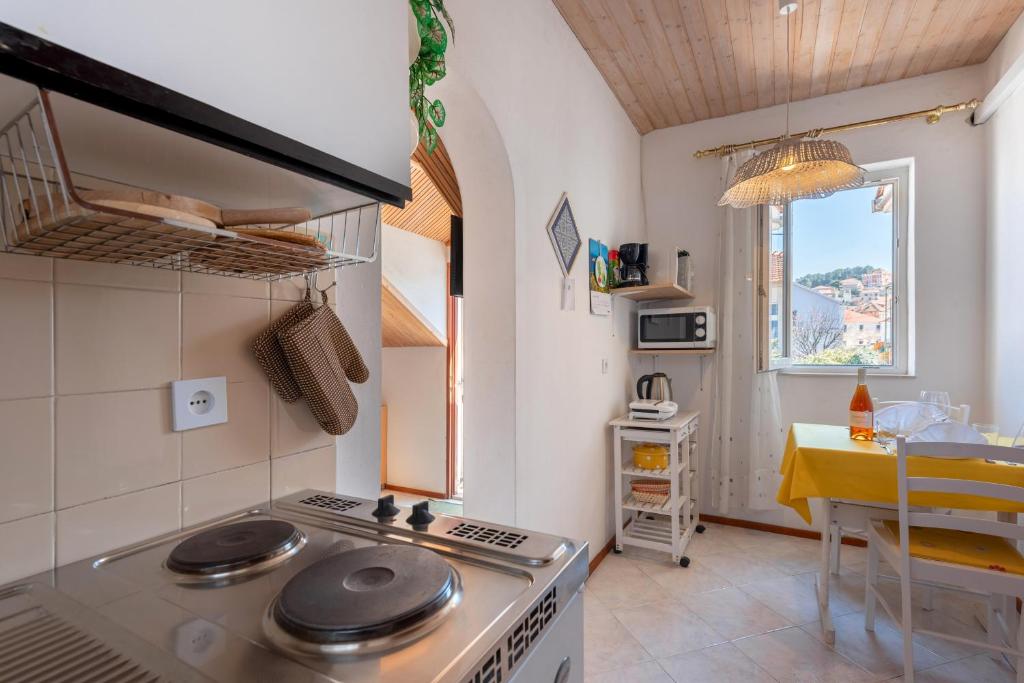 Kuchyň nebo kuchyňský kout v ubytování Apartments by the sea Jelsa, Hvar - 11319