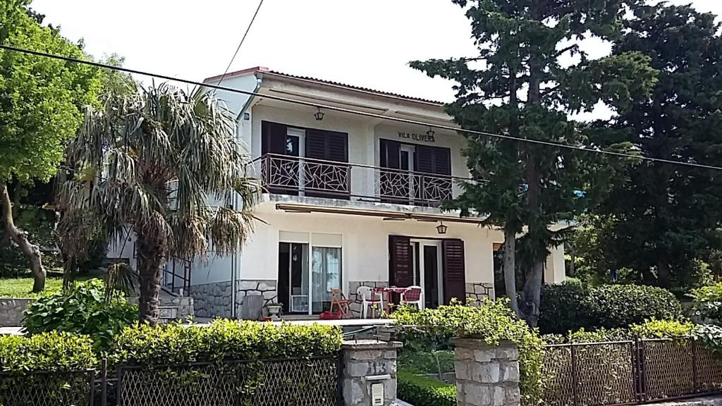 Casa blanca con balcón y valla en Apartments by the sea Klenovica, Novi Vinodolski - 11323, en Klenovica