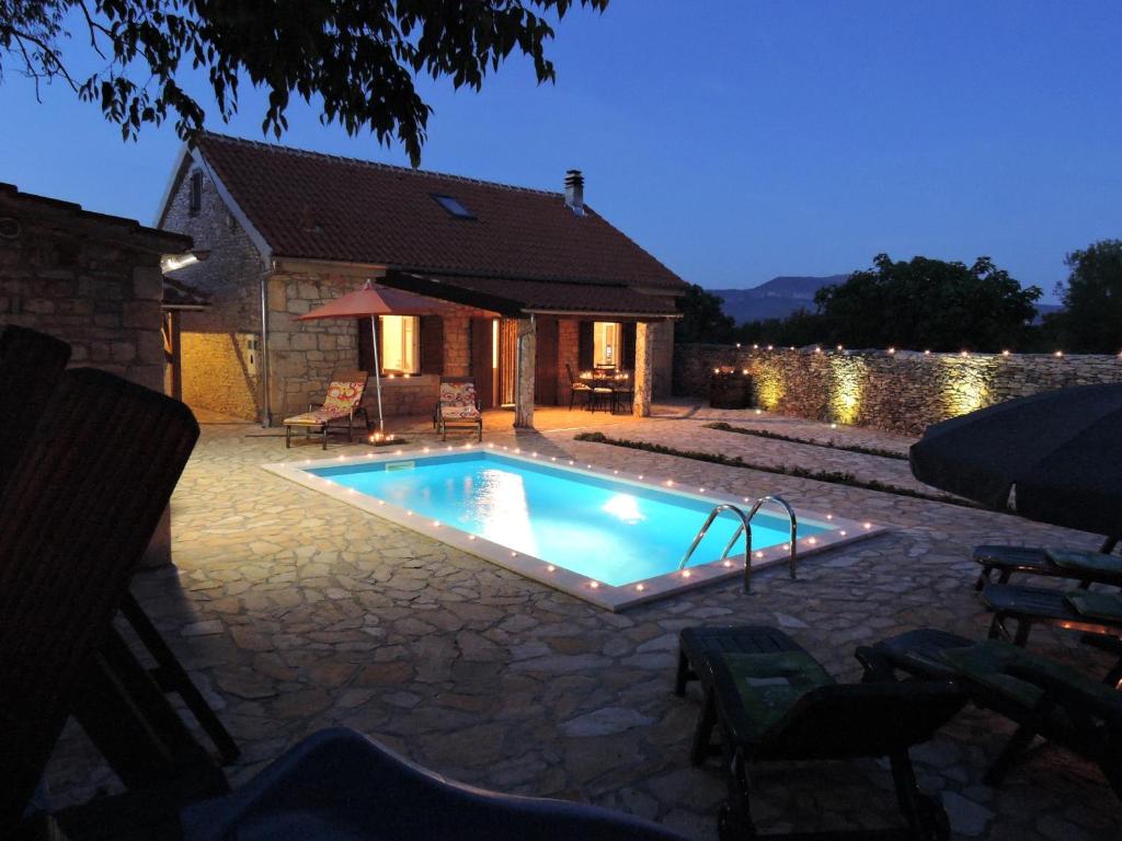 - une piscine dans une cour avec une maison dans l'établissement Family friendly house with a swimming pool Gluici, Krka - 11337, à Validžići