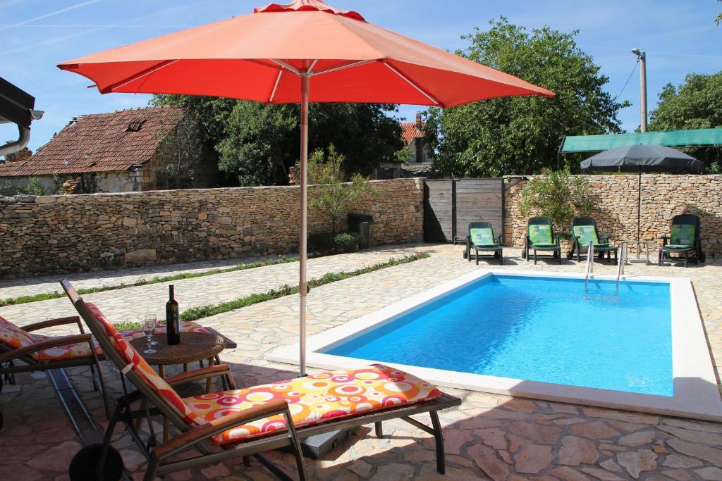 Bazén v ubytování Family friendly house with a swimming pool Gluici, Krka - 11337 nebo v jeho okolí