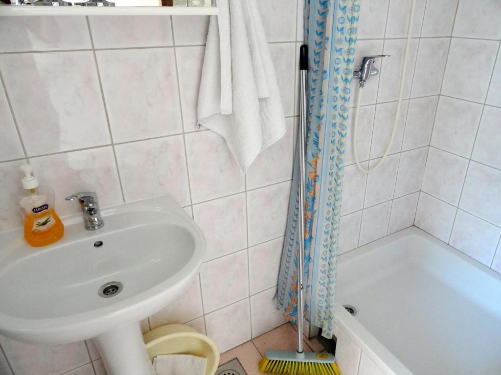 Kúpeľňa v ubytovaní Family friendly apartments with a swimming pool Businci, Ciovo - 11232