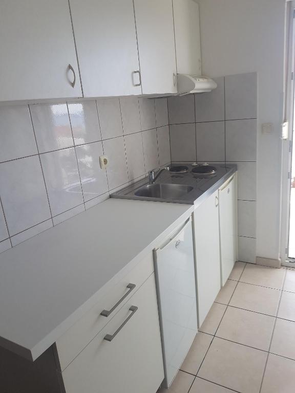 Kuchyňa alebo kuchynka v ubytovaní Family friendly apartments with a swimming pool Businci, Ciovo - 11232