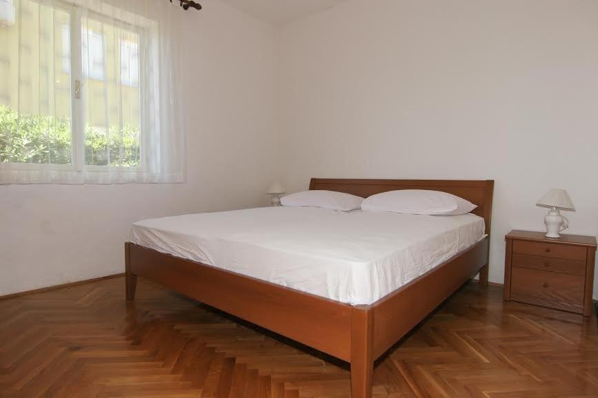 Postel nebo postele na pokoji v ubytování Apartments by the sea Pag - 11400