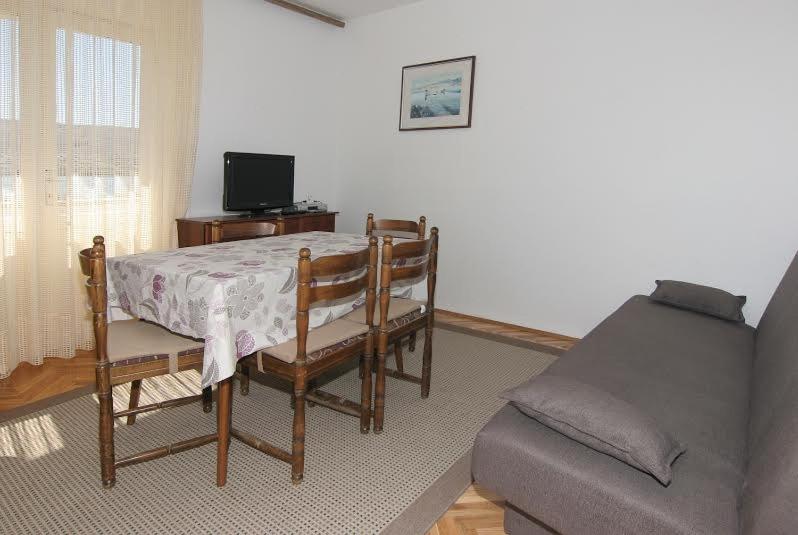 TV a/nebo společenská místnost v ubytování Apartments by the sea Pag - 11400