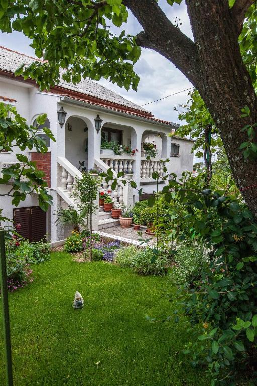 Apartments with parking space Crikvenica - 11307