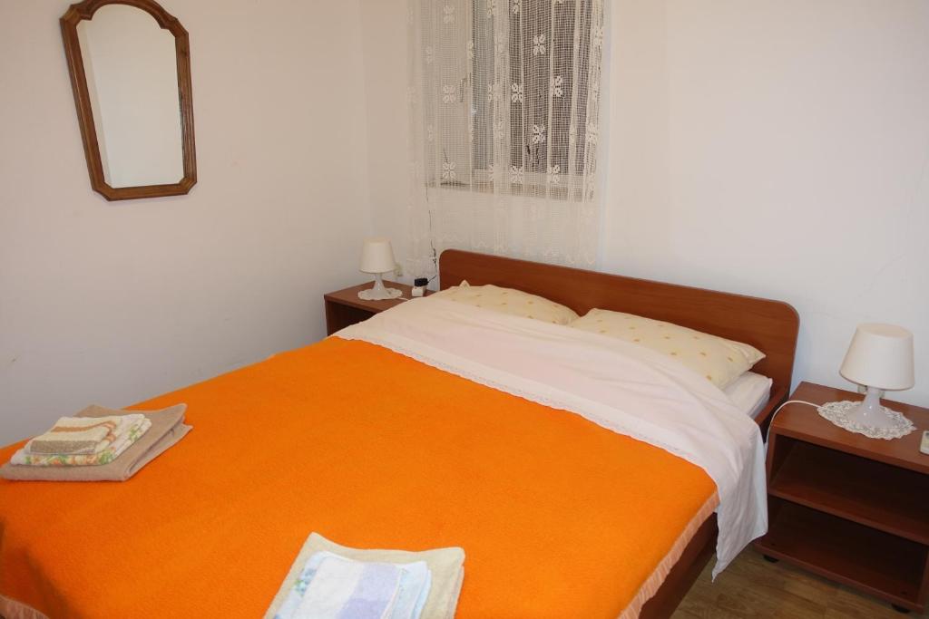 Posteľ alebo postele v izbe v ubytovaní Apartments by the sea Podgora, Makarska - 11335