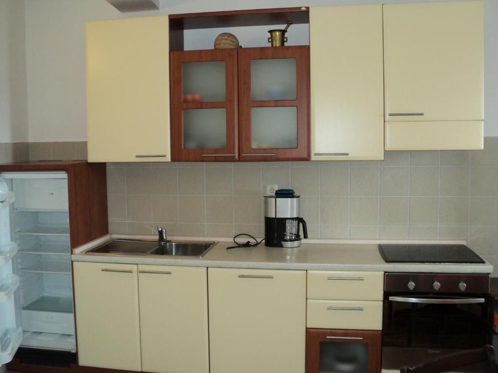 Kuchyňa alebo kuchynka v ubytovaní Apartments by the sea Podgora, Makarska - 11335