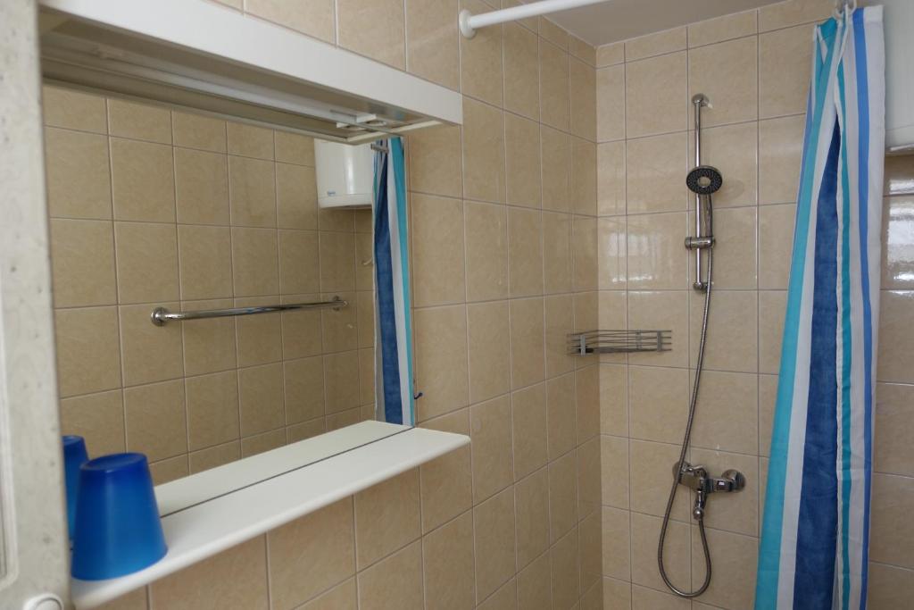 Kúpeľňa v ubytovaní Apartments by the sea Podgora, Makarska - 11335