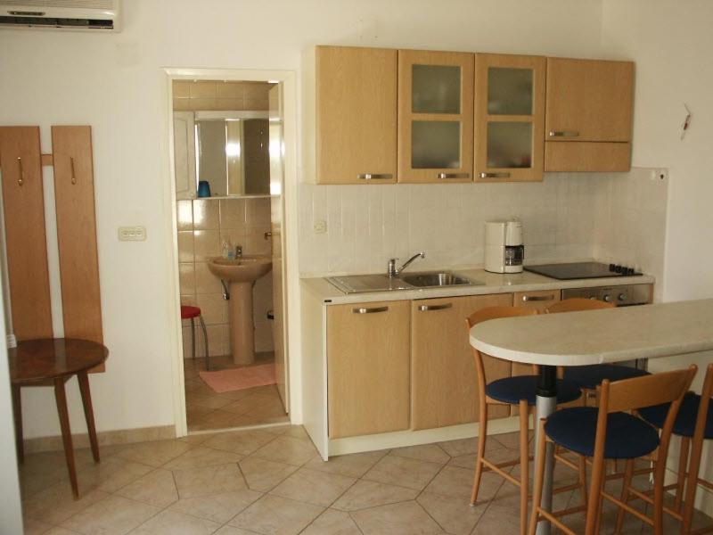Kuchyňa alebo kuchynka v ubytovaní Apartments by the sea Podgora, Makarska - 11335