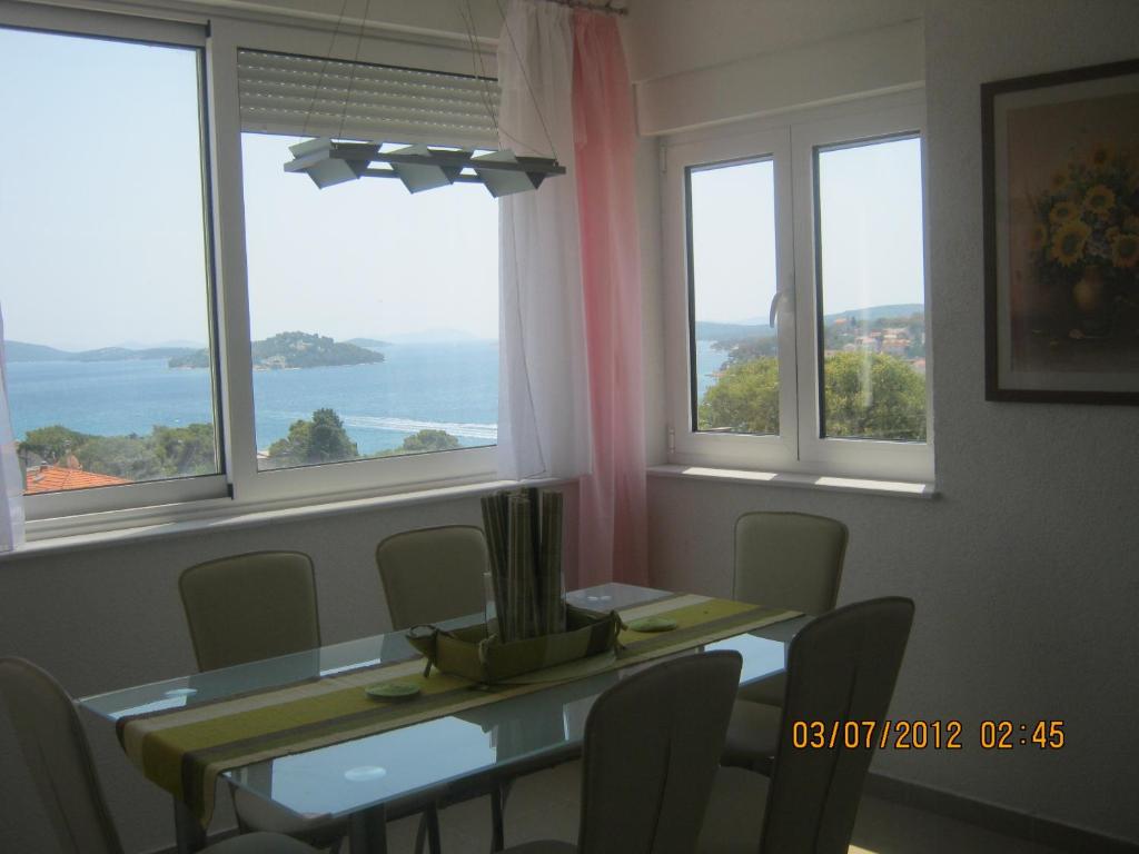 Fotografia z galérie ubytovania Apartments with a parking space Tisno, Murter - 11313 v Tisne
