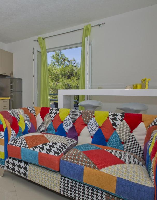 kolorowa kanapa w pokoju z oknem w obiekcie Apartment Zastupac 8761f w mieście Brusje