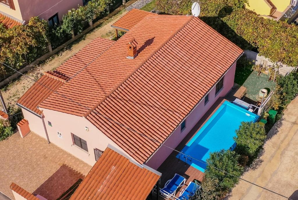 Ptičja perspektiva objekta Holiday house with a swimming pool Fazana - 11396