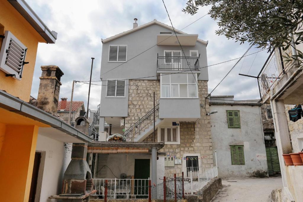Budova, kde se apartmán nachází