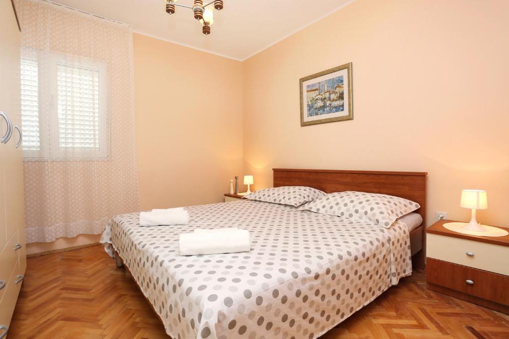 Postel nebo postele na pokoji v ubytování Apartments by the sea Kastel Kambelovac, Kastela - 8679
