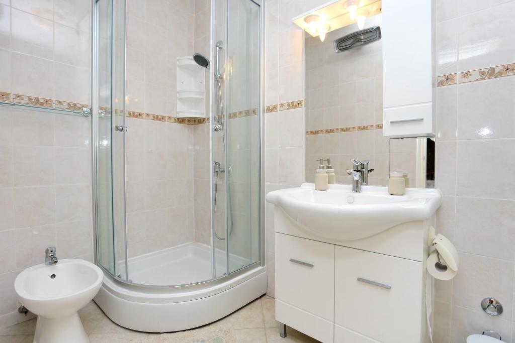 Koupelna v ubytování Apartments by the sea Kastel Kambelovac, Kastela - 8679