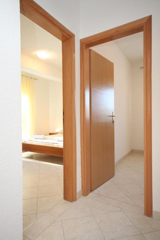 Fotografia z galérie ubytovania Family friendly apartments with a swimming pool Okrug Gornji, Ciovo - 10401 v Trogiri