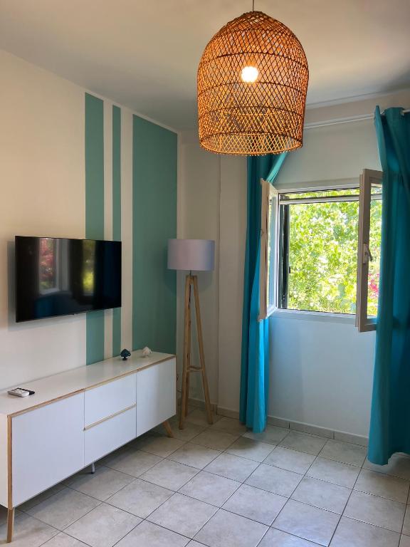 Televízia a/alebo spoločenská miestnosť v ubytovaní Hotel dei Bizantini & Villaggio Campo dei Messapi