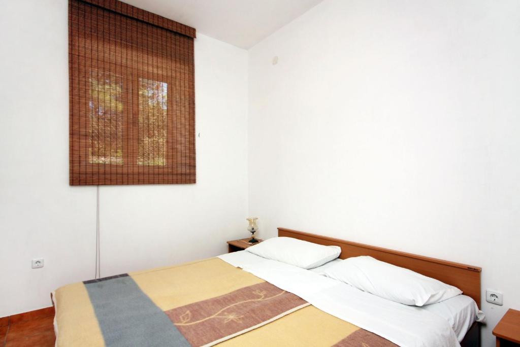 Postel nebo postele na pokoji v ubytování Apartment Pomena 10426b