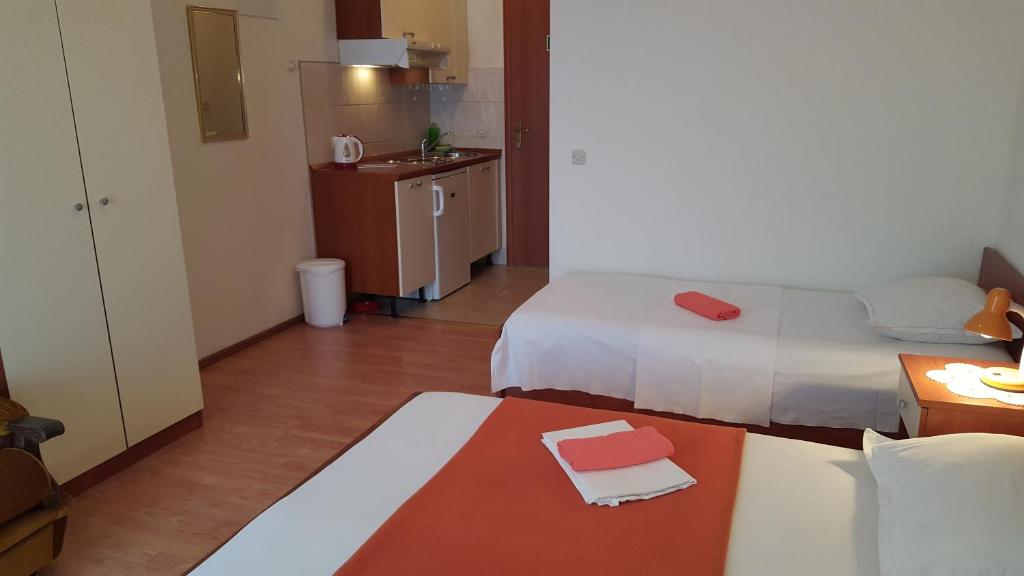Postel nebo postele na pokoji v ubytování Studio Gradac 11332d