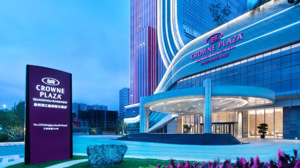 泉州市にあるCrowne Plaza Quanzhou Riverview, an IHG Hotelの看板が目の前にある建物