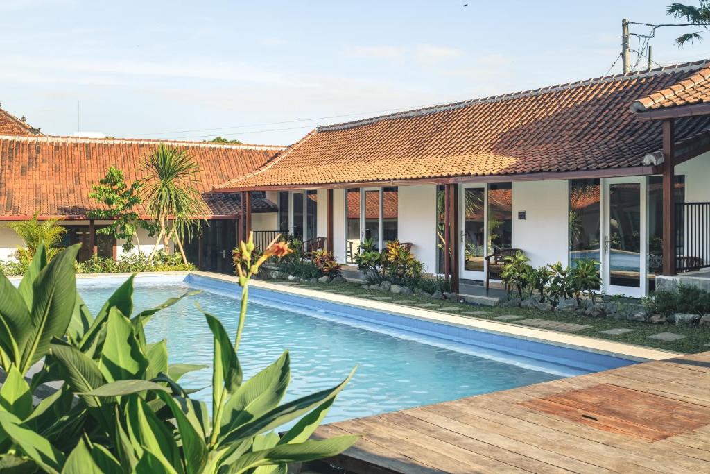 une image d'une villa avec une piscine dans l'établissement Nami Surf Stay, à Canggu