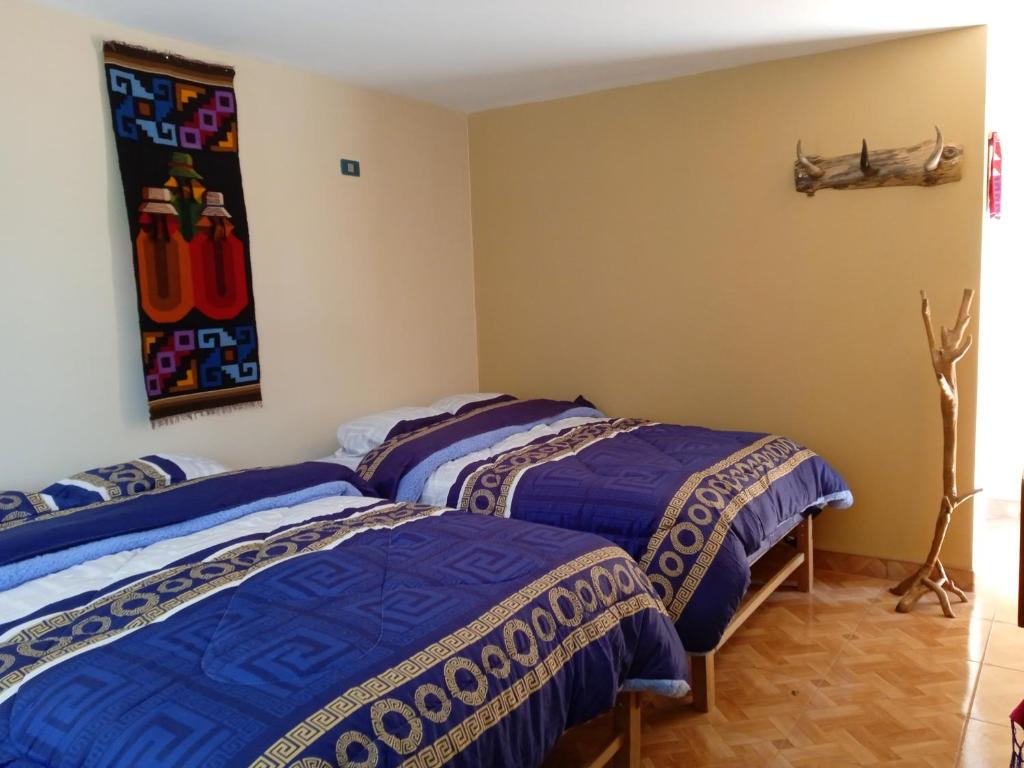 sypialnia z 2 łóżkami w pokoju w obiekcie Ecolodge Casa del Montañista w mieście Huaraz