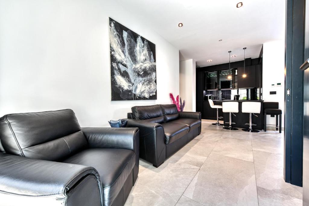 Posedenie v ubytovaní Apartment One B with Heated Private pool
